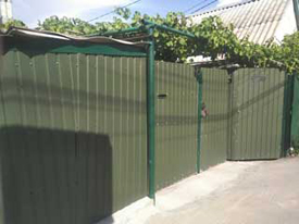 Забор из зелёного металлопрофиля. Симферополь