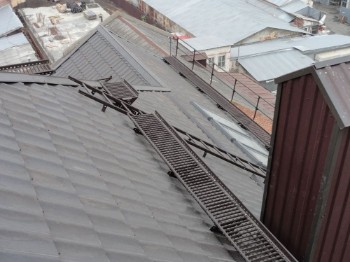 кровельный мостик на крыше частного дома в Армянске